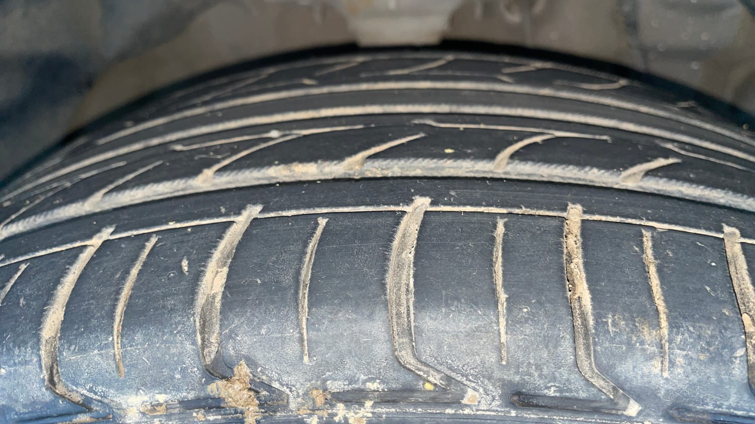 Used 2021 Mahindra XUV 300 W8 (O) 1.2 Petrol AMT Petrol Automatic tyres RIGHT FRONT TYRE TREAD VIEW