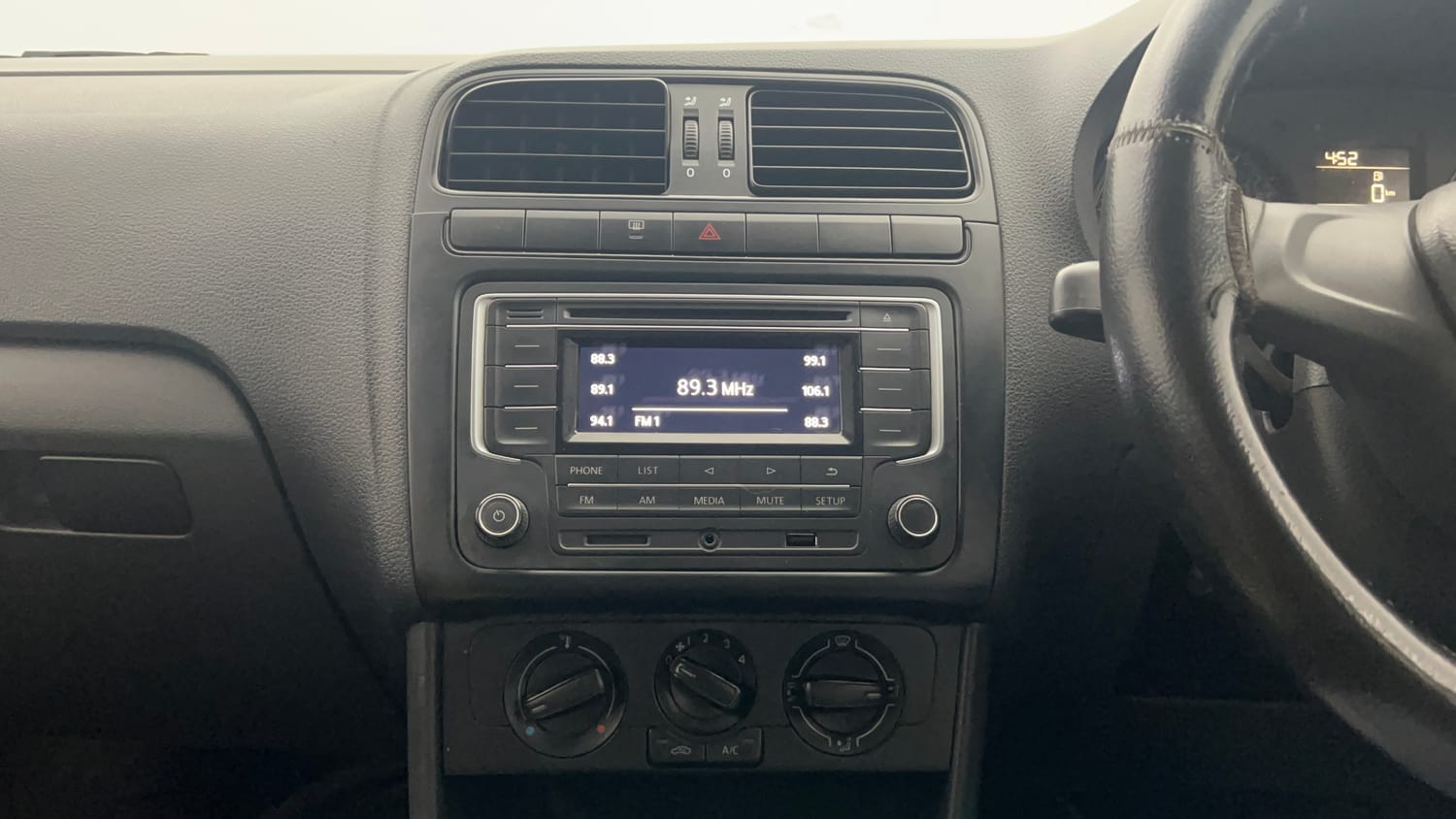 Used 2016 Volkswagen Polo Comfortline 1.2L (P) Petrol Manual top_features Integrated (in-dash) music system