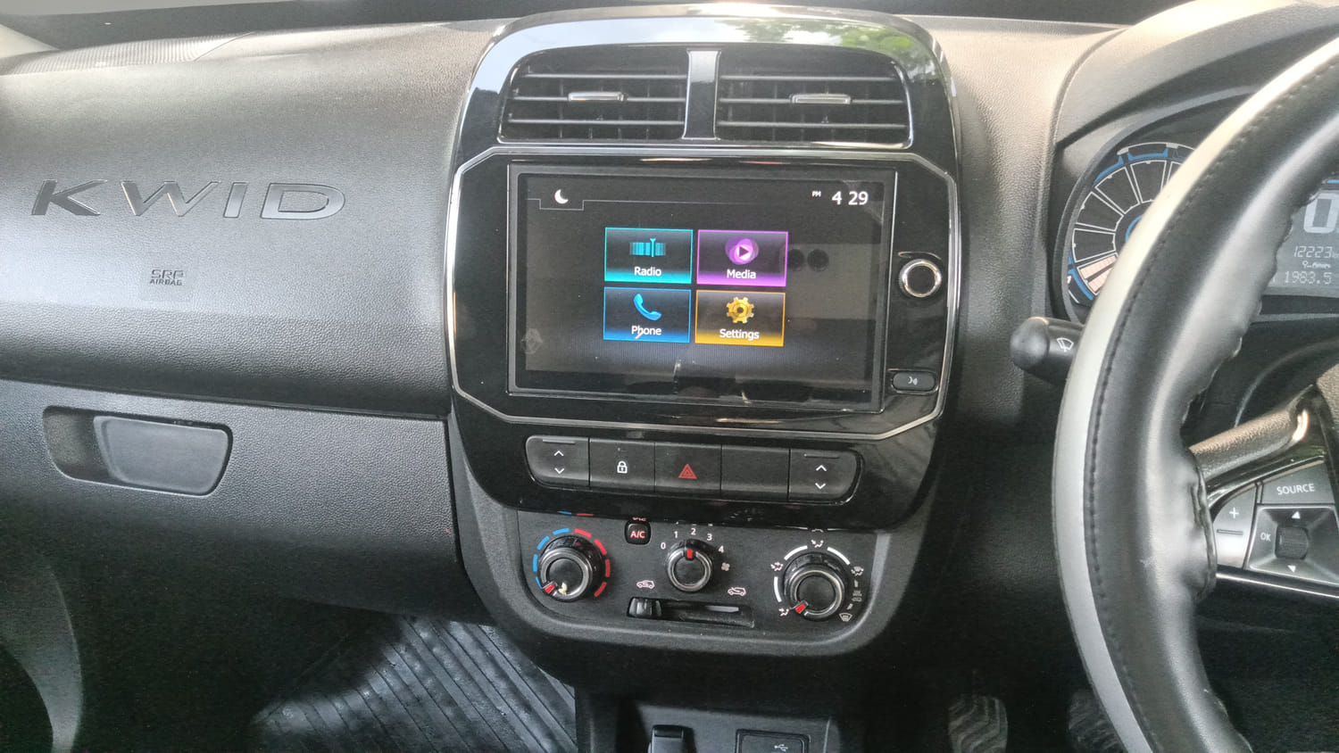 Used 2025 Renault Kwid RXT 1.0L Petrol Manual interior MUSIC SYSTEM & AC CONTROL VIEW