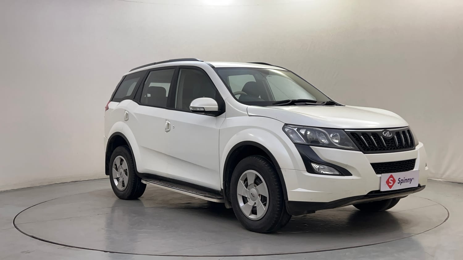 Used 2018 Mahindra XUV500 W6 Diesel Manual exterior RIGHT FRONT CORNER VIEW