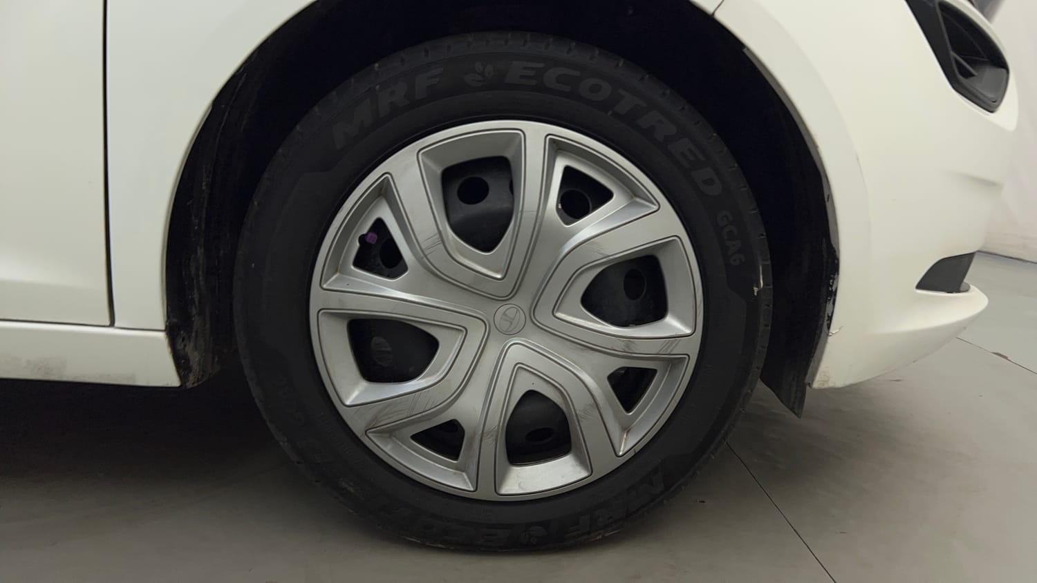Used 2024 Tata Altroz XM Petrol Petrol Manual tyres RIGHT FRONT TYRE RIM VIEW