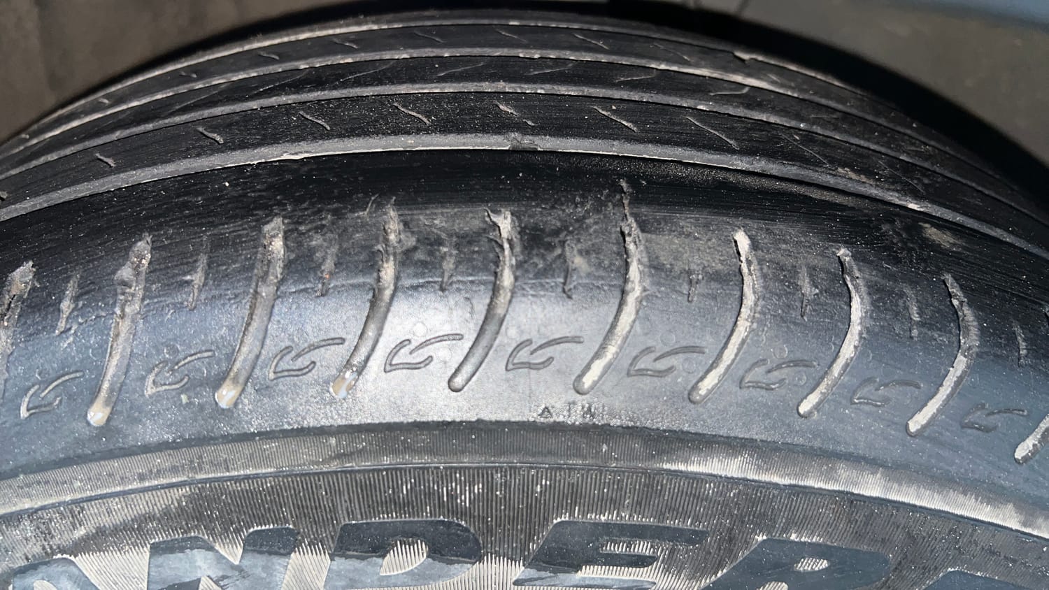 Used 2022 Kia Carens Luxury Plus 1.4 Petrol DCT 7 STR Petrol Automatic tyres RIGHT FRONT TYRE TREAD VIEW