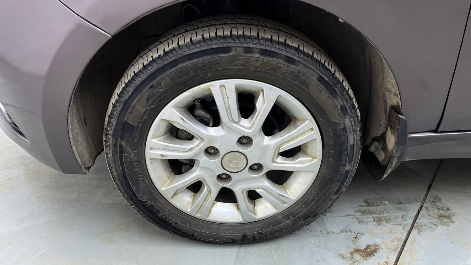 Used 2018 Tata Tiago Revotron XZA Petrol Automatic tyres LEFT FRONT TYRE RIM VIEW