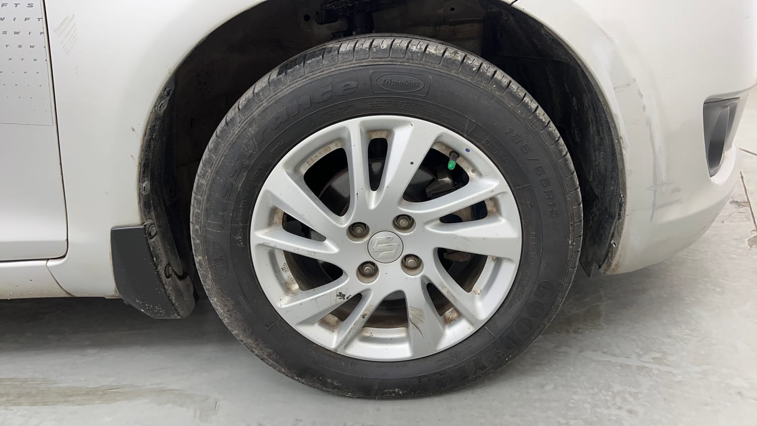 Used 2012 Maruti Suzuki Swift ZDi Diesel Manual tyres RIGHT FRONT TYRE RIM VIEW
