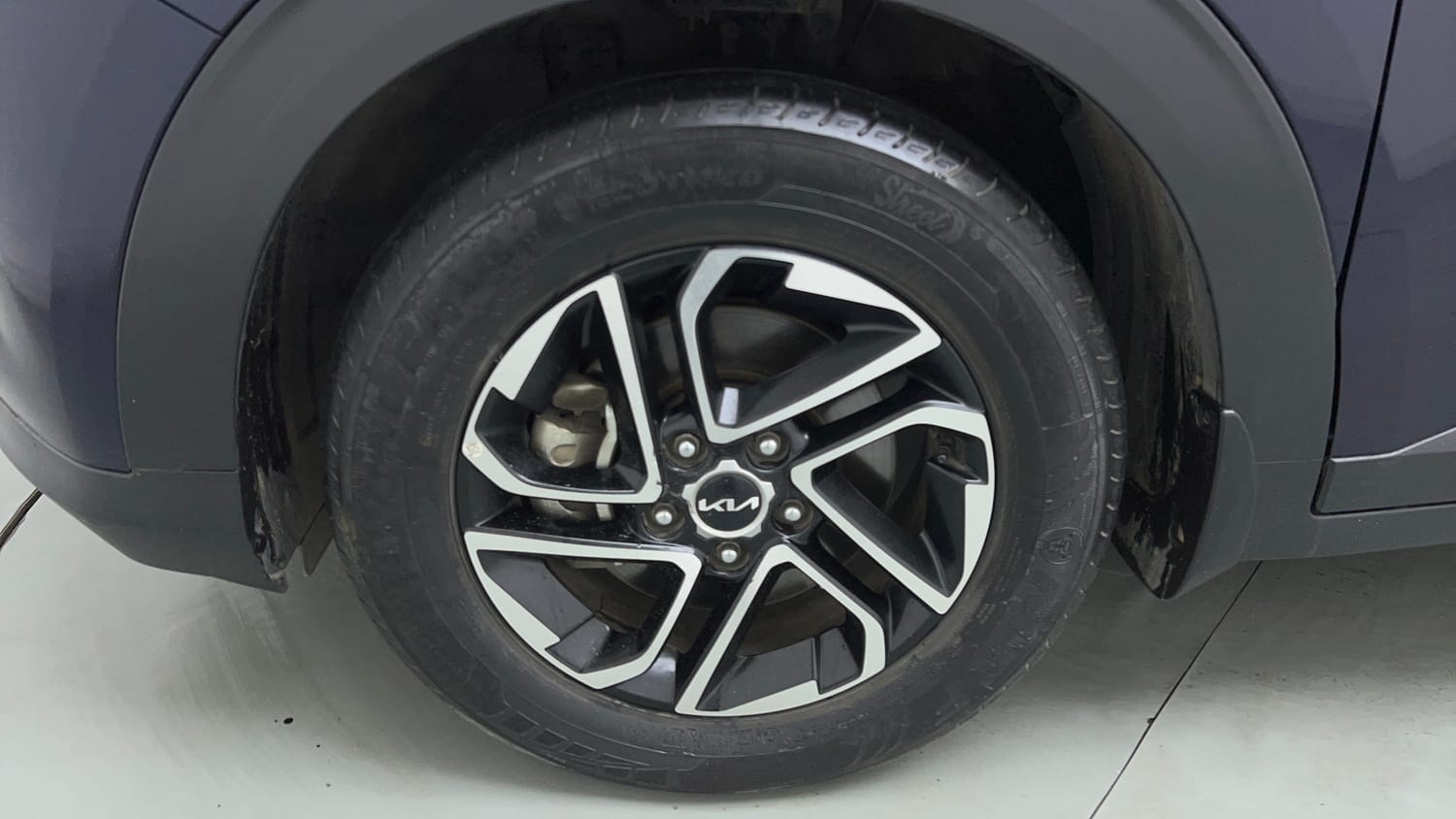 Used 2022 Kia Carens Prestige Plus 1.4 Petrol DCT 7 STR Petrol Automatic tyres LEFT FRONT TYRE RIM VIEW