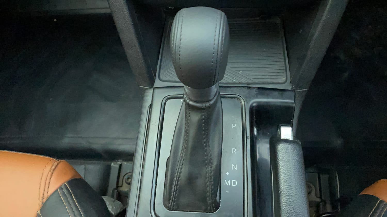Used 2022 Mahindra XUV700 AX 5 Petrol AT 5 STR Petrol Automatic interior GEAR  KNOB VIEW