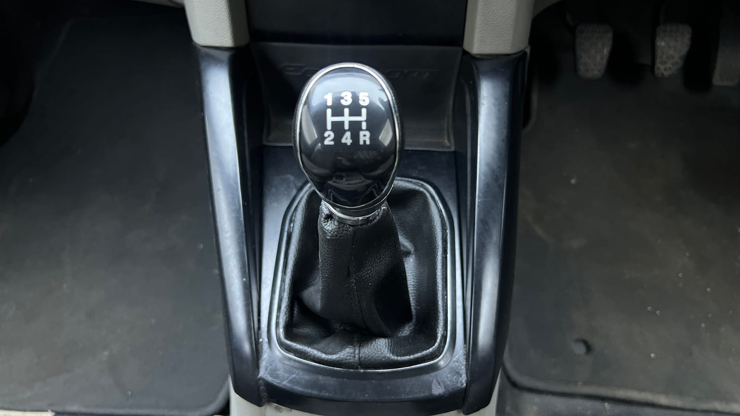 Used 2015 Ford EcoSport Ambiente 1.5 TDCi Diesel Manual interior GEAR  KNOB VIEW