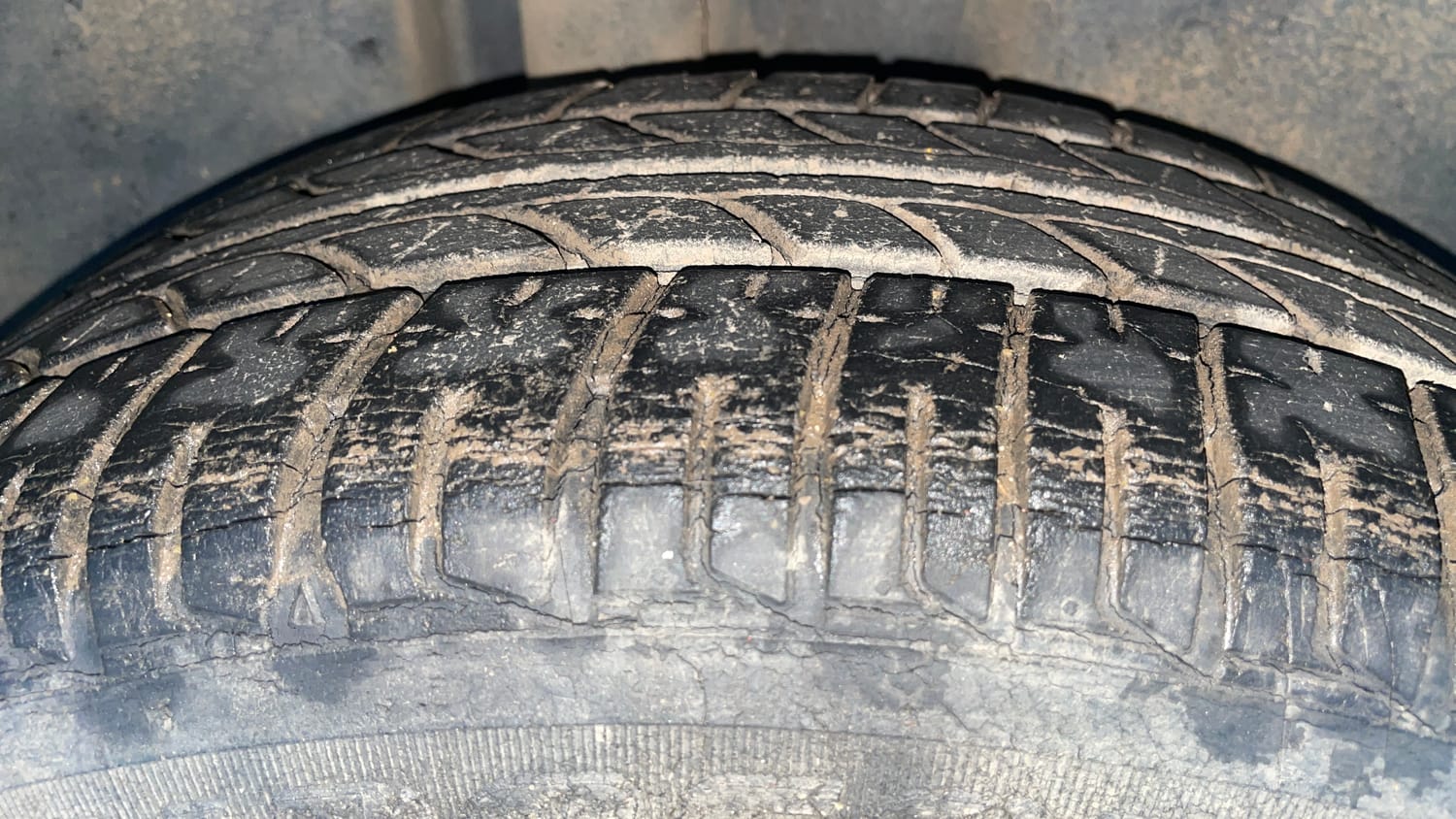 Used 2013 Volkswagen Vento Highline Diesel Diesel Manual tyres RIGHT REAR TYRE TREAD VIEW