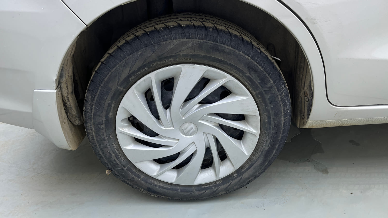 Used 2017 Maruti Suzuki Ertiga VXI Petrol Manual tyres RIGHT REAR TYRE RIM VIEW