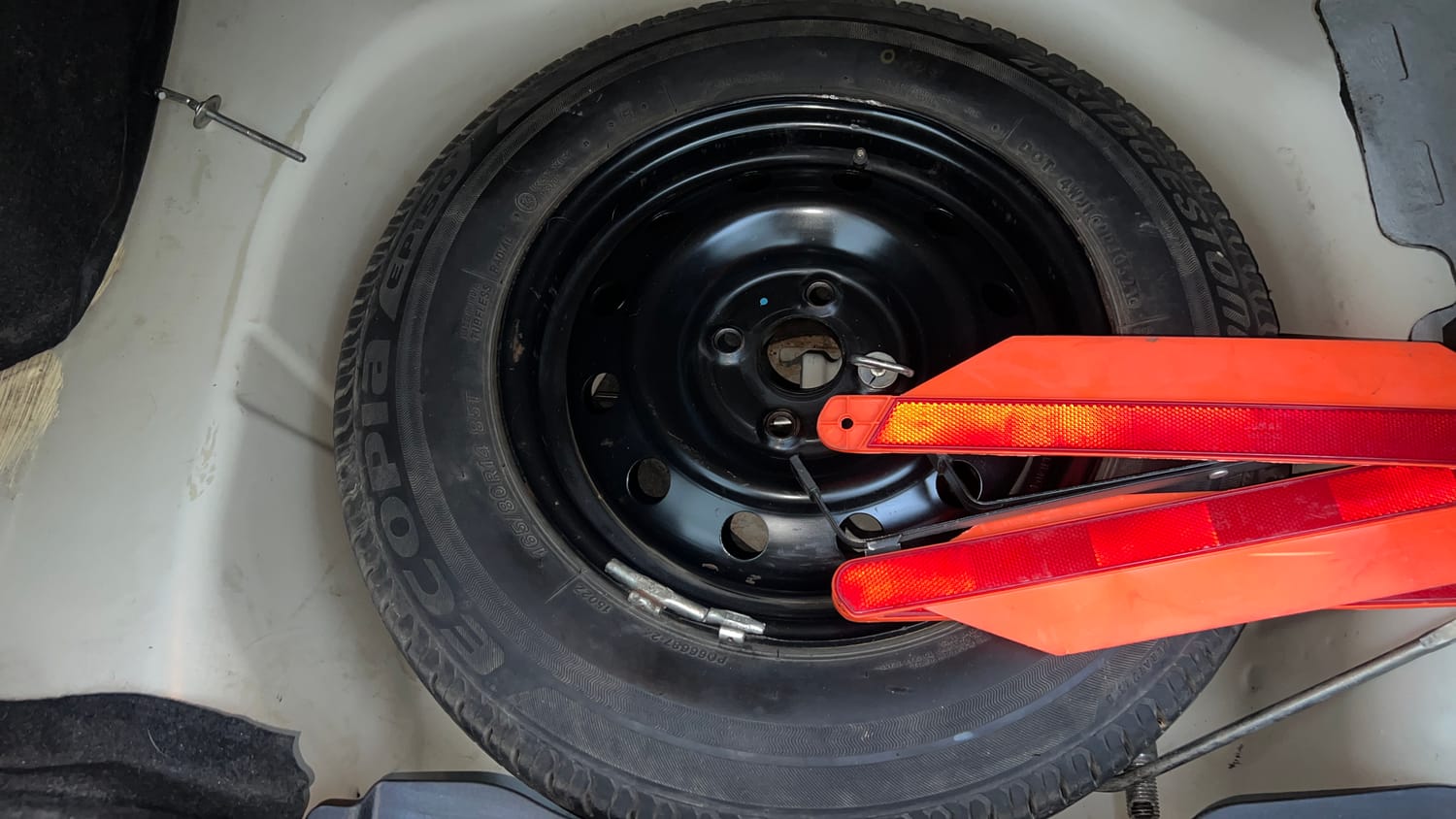 Used 2014 Maruti Suzuki Swift Dzire VXI Petrol Manual tyres SPARE TYRE VIEW