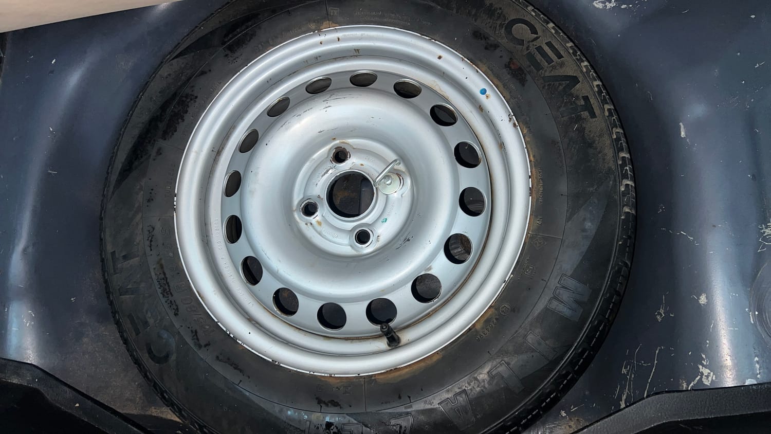 Used 2017 Maruti Suzuki Swift Lxi (O) Petrol Manual tyres SPARE TYRE VIEW
