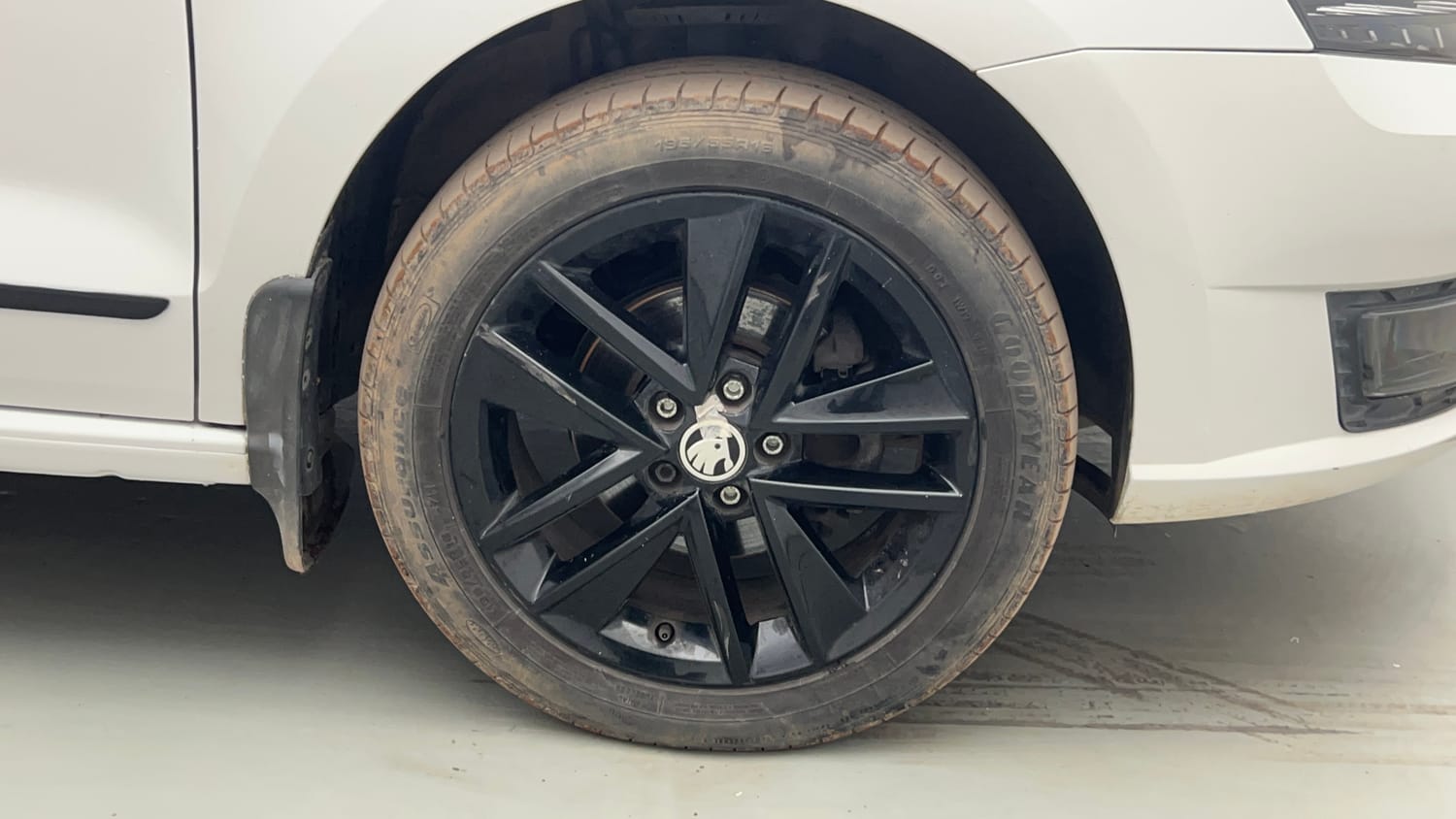 Used 2021 Skoda Rapid Ambition Petrol Manual tyres RIGHT FRONT TYRE RIM VIEW