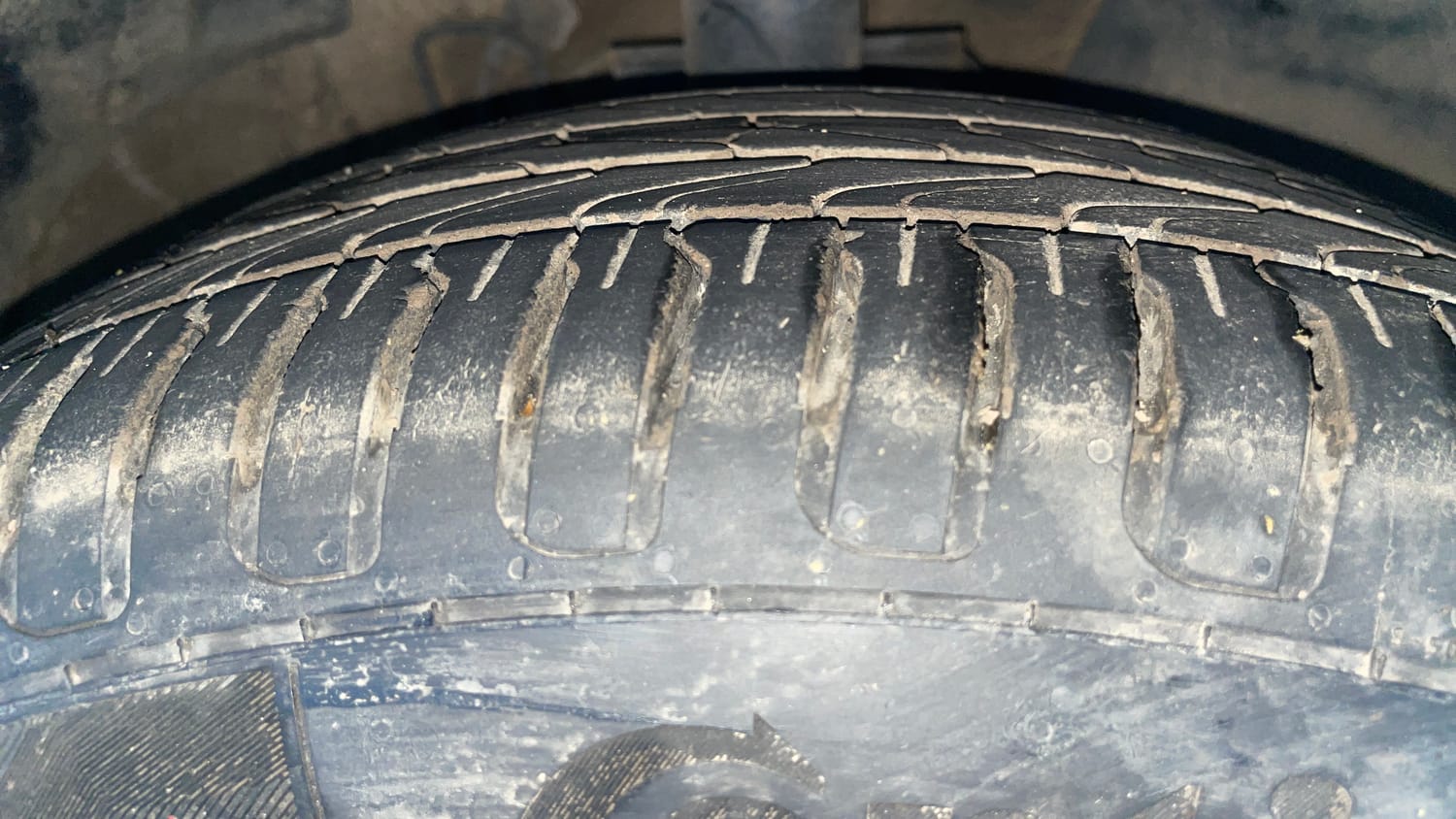 Used 2013 Volkswagen Vento Highline Diesel Diesel Manual tyres RIGHT FRONT TYRE TREAD VIEW