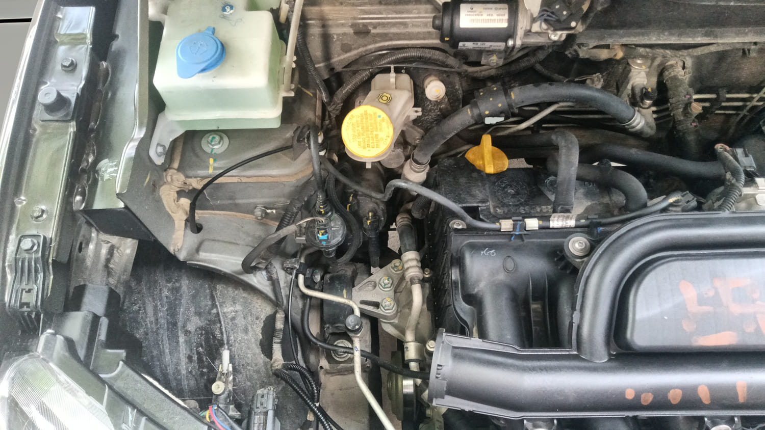 Used 2025 Renault Kwid RXT 1.0L Petrol Manual engine ENGINE RIGHT SIDE VIEW