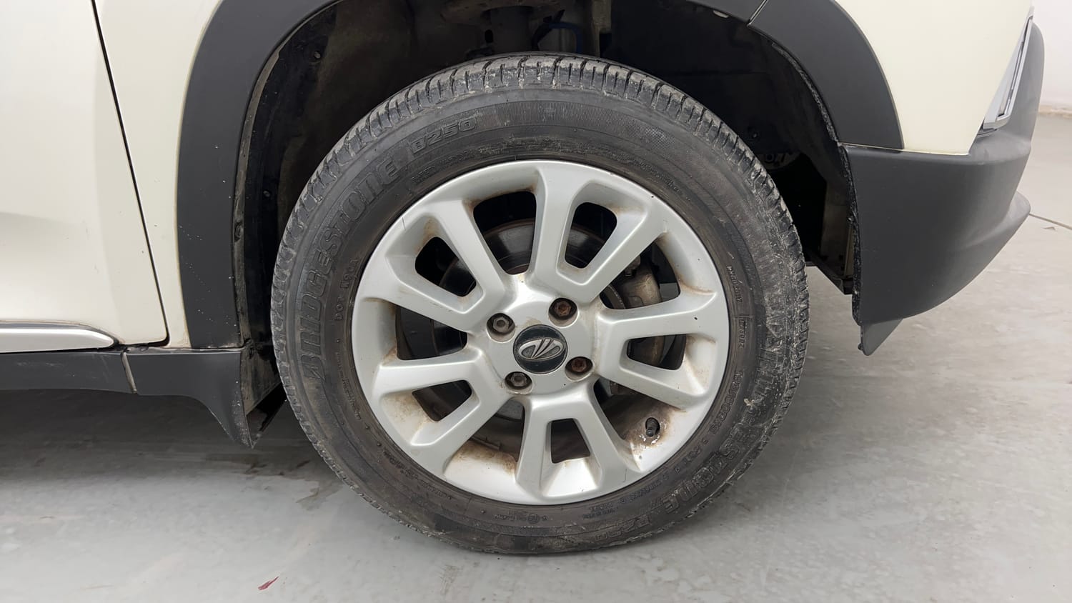Used 2017 Mahindra KUV100 K8 6 STR Petrol Manual tyres RIGHT FRONT TYRE RIM VIEW