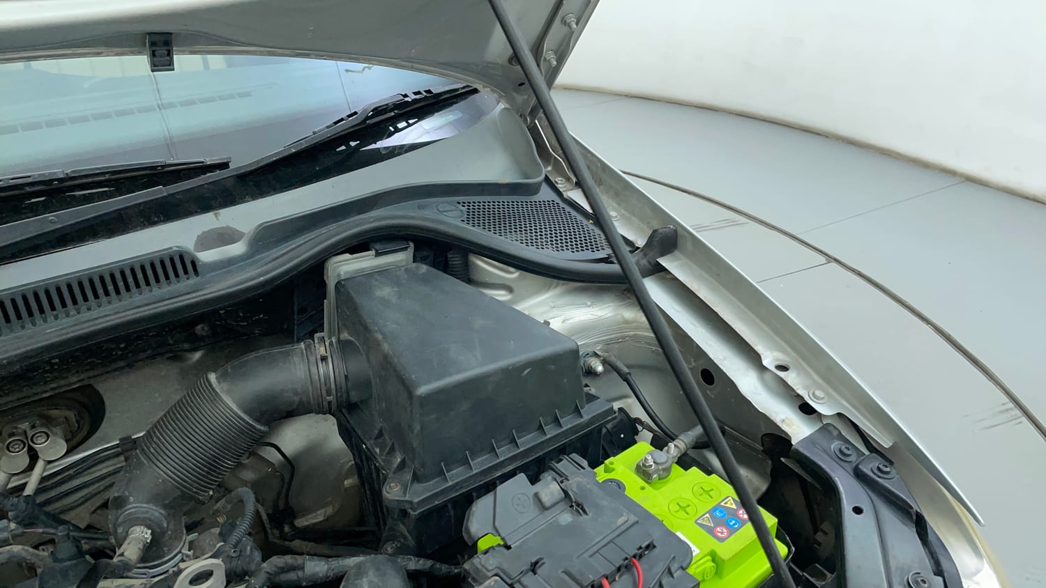 Used 2013 Volkswagen Polo Comfortline 1.2L (P) Petrol Manual engine ENGINE LEFT SIDE HINGE & APRON VIEW