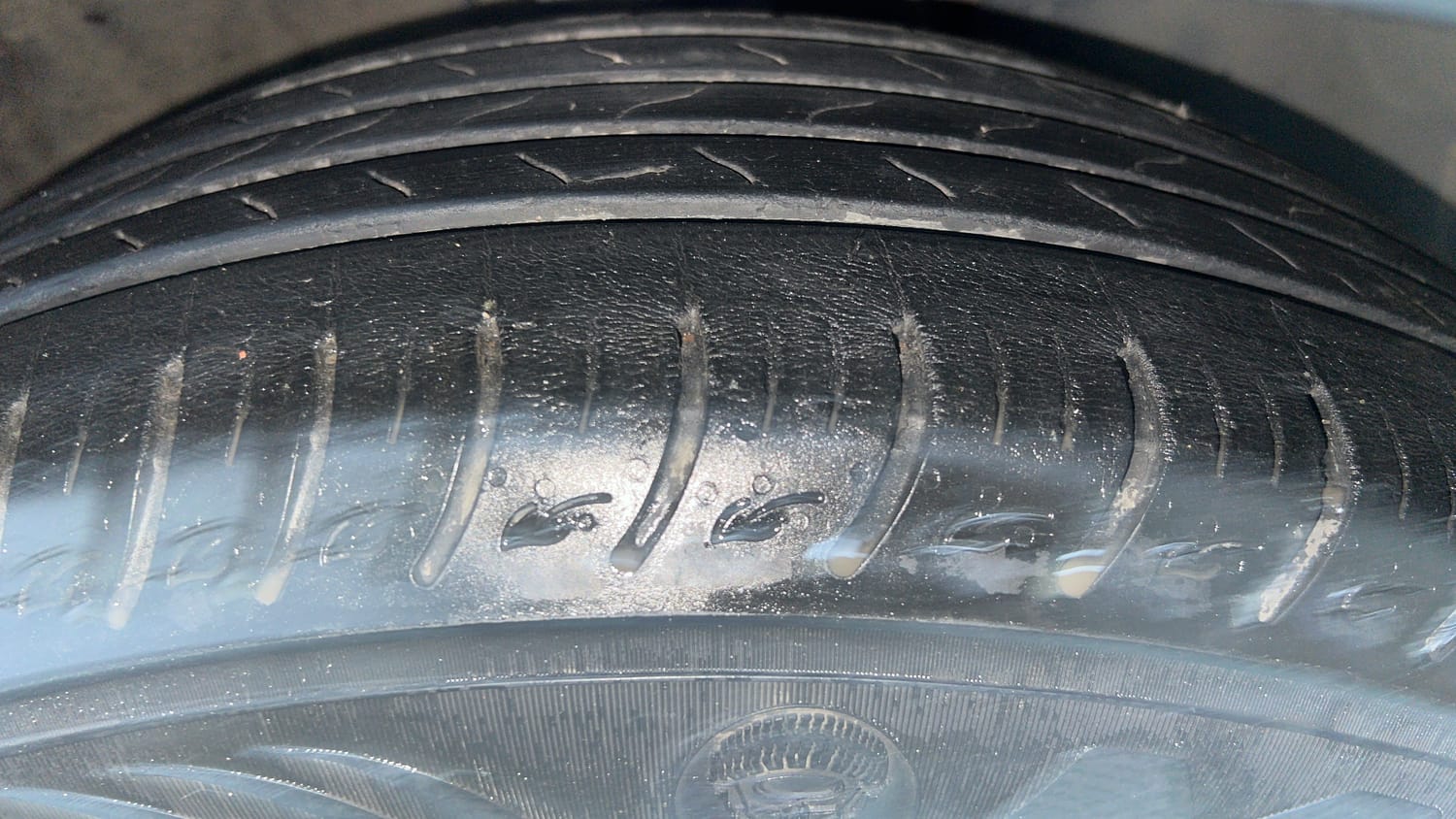 Used 2022 Kia Carens Prestige Plus 1.4 Petrol DCT 7 STR Petrol Automatic tyres RIGHT FRONT TYRE TREAD VIEW