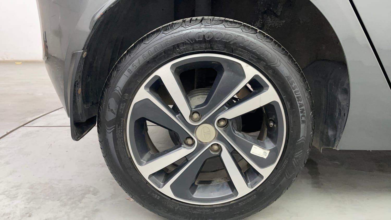 Used 2024 Tata Altroz XZ Petrol Petrol Manual tyres RIGHT REAR TYRE RIM VIEW