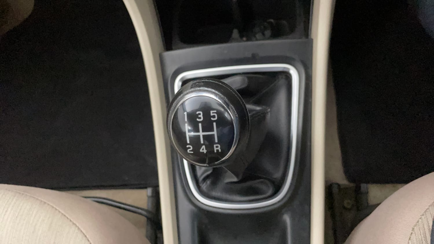 Used 2017 Maruti Suzuki Ciaz VXi+ Petrol Manual interior GEAR  KNOB VIEW