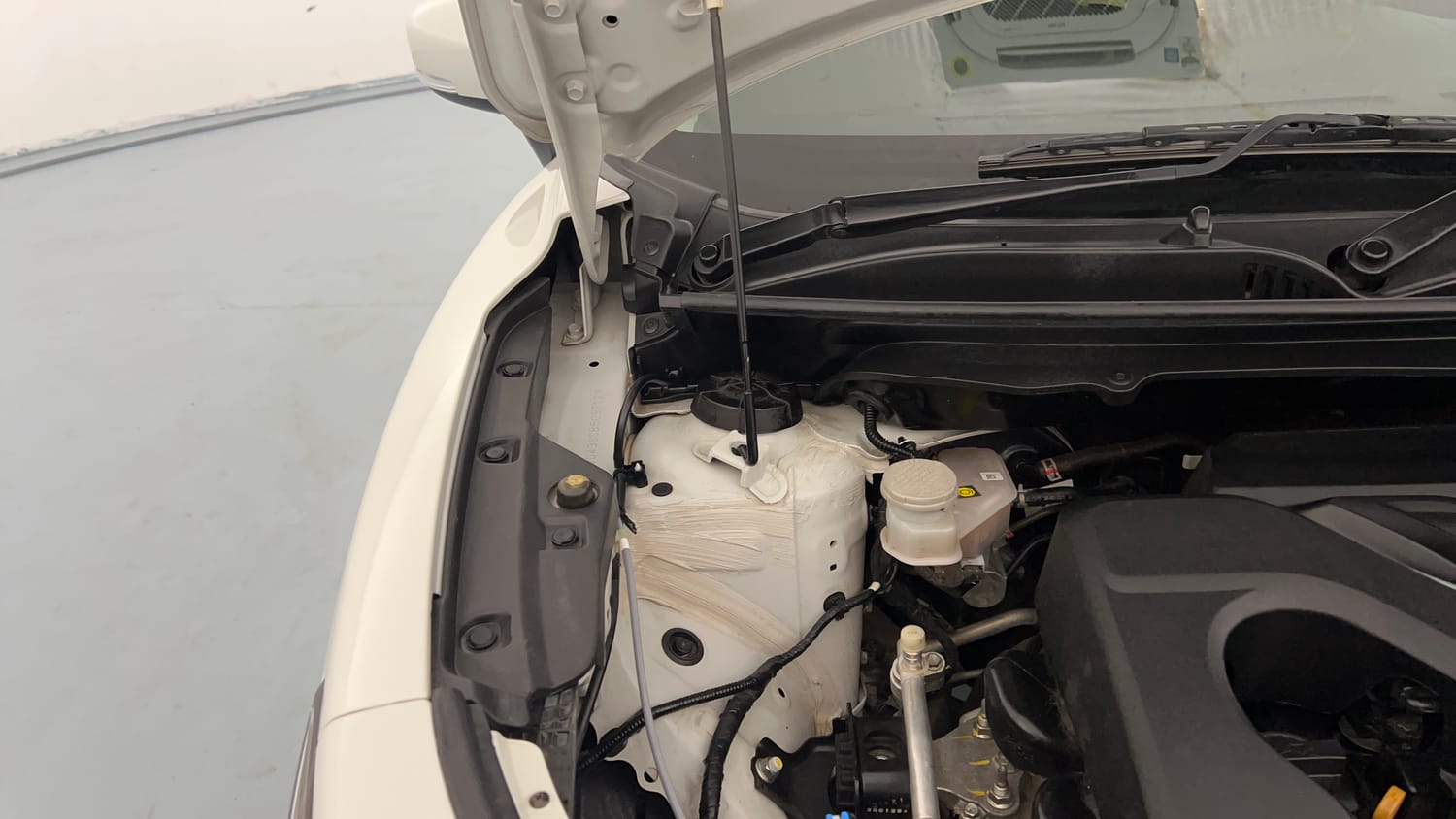 Used 2025 Maruti Suzuki Fronx Zeta 1.0L Turbo MT Petrol Manual engine ENGINE RIGHT SIDE HINGE & APRON VIEW