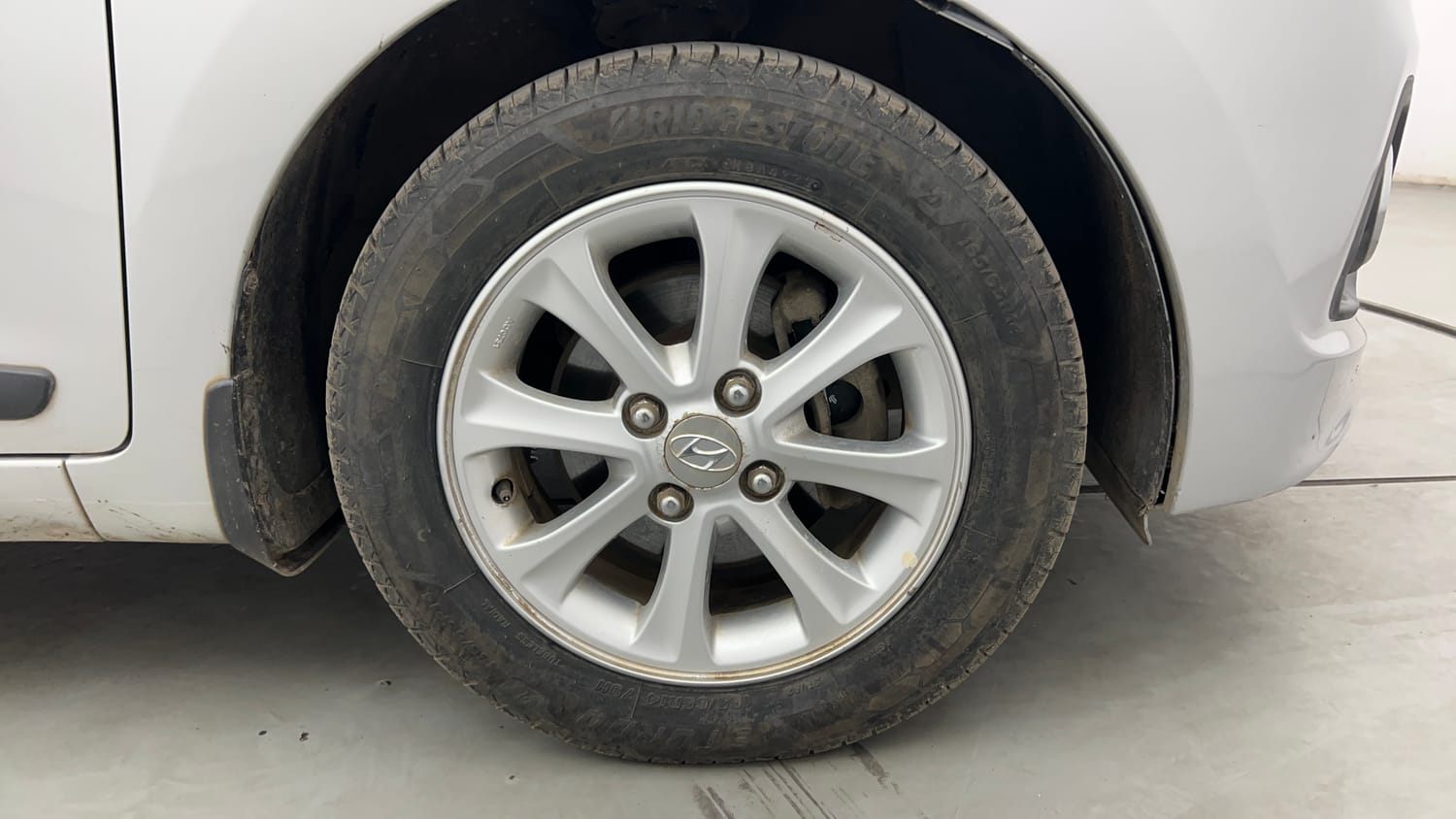 Used 2015 Hyundai Grand i10 Asta AT 1.2 Kappa VTVT Petrol Automatic tyres RIGHT FRONT TYRE RIM VIEW