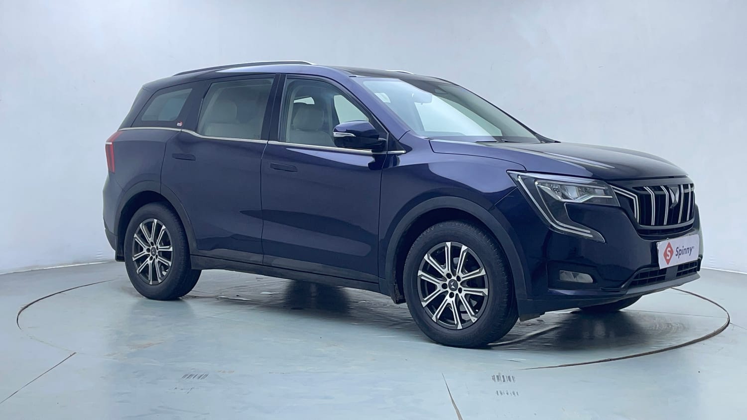 Used 2021 Mahindra XUV700 AX 7 Petrol AT Luxury Pack 7 STR Petrol Automatic exterior RIGHT FRONT CORNER VIEW