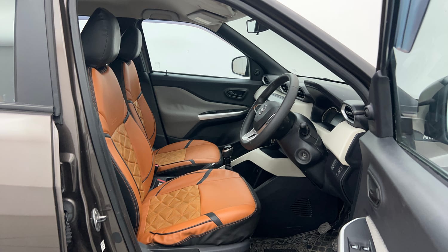 Used 2023 Nissan Magnite XE Petrol Manual interior RIGHT SIDE FRONT DOOR CABIN VIEW