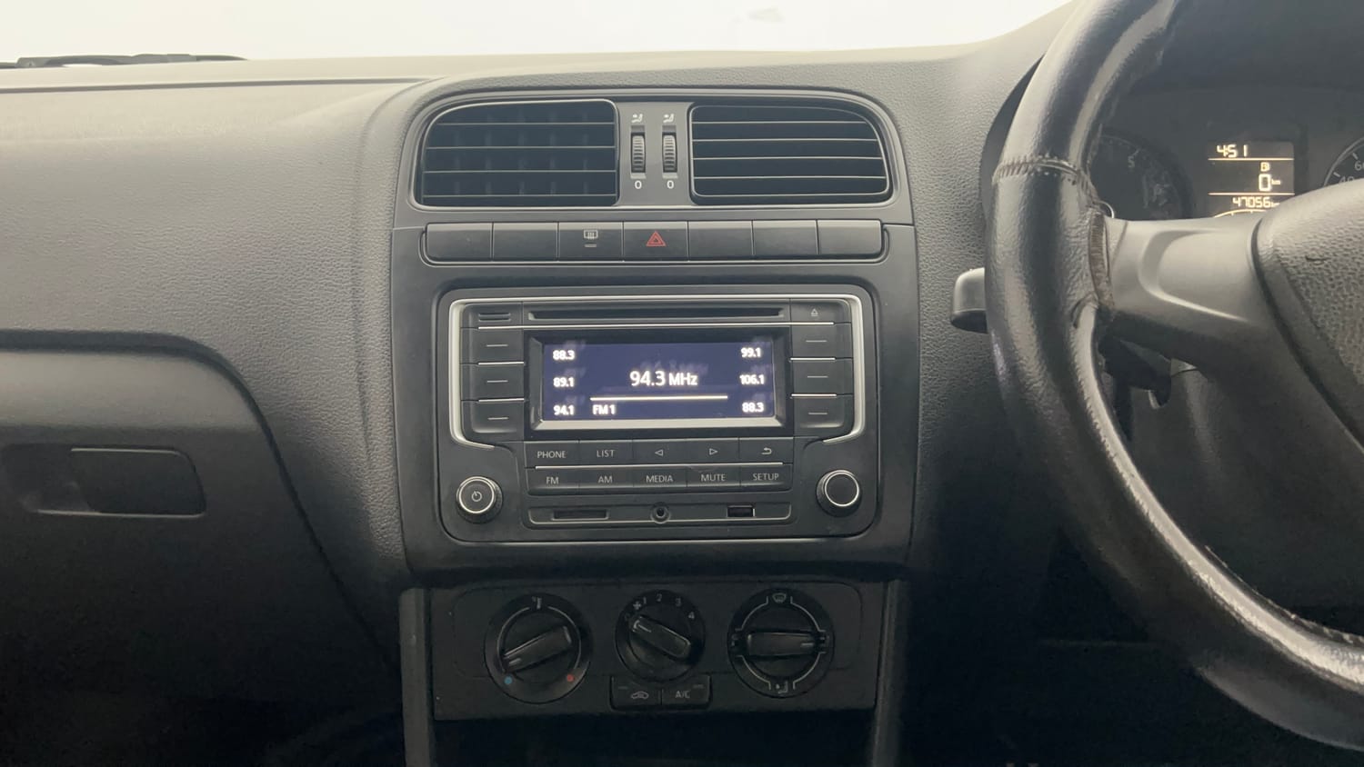 Used 2016 Volkswagen Polo Comfortline 1.2L (P) Petrol Manual interior MUSIC SYSTEM & AC CONTROL VIEW