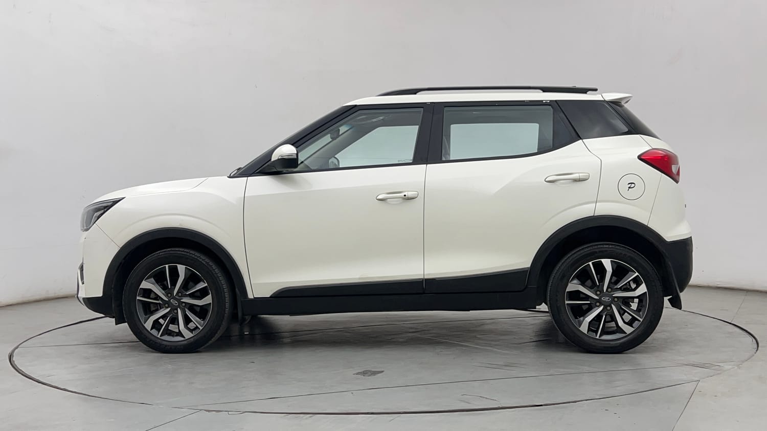 Used 2021 Mahindra XUV 300 W8 (O) 1.2 Petrol Petrol Manual exterior LEFT SIDE VIEW