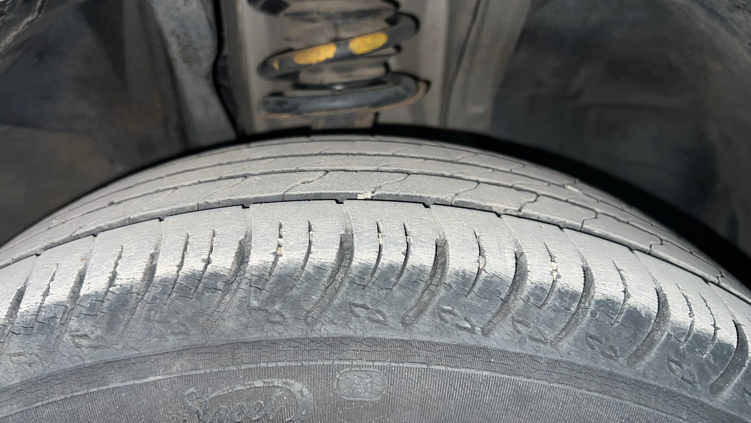 Used 2023 Nissan Magnite XE Petrol Manual tyres RIGHT FRONT TYRE TREAD VIEW