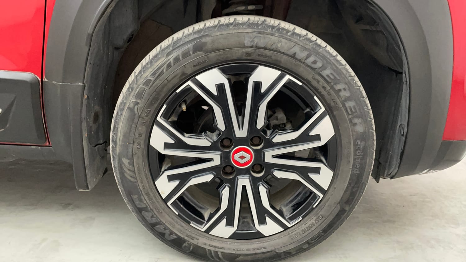 Used 2022 Renault Kiger RXZ AMT Petrol Automatic tyres RIGHT FRONT TYRE RIM VIEW