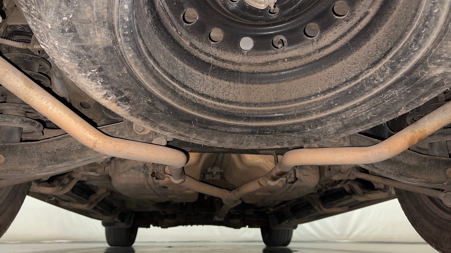 Used 2018 Mahindra XUV500 W6 Diesel Manual extra REAR UNDERBODY VIEW (TAKEN FROM REAR)
