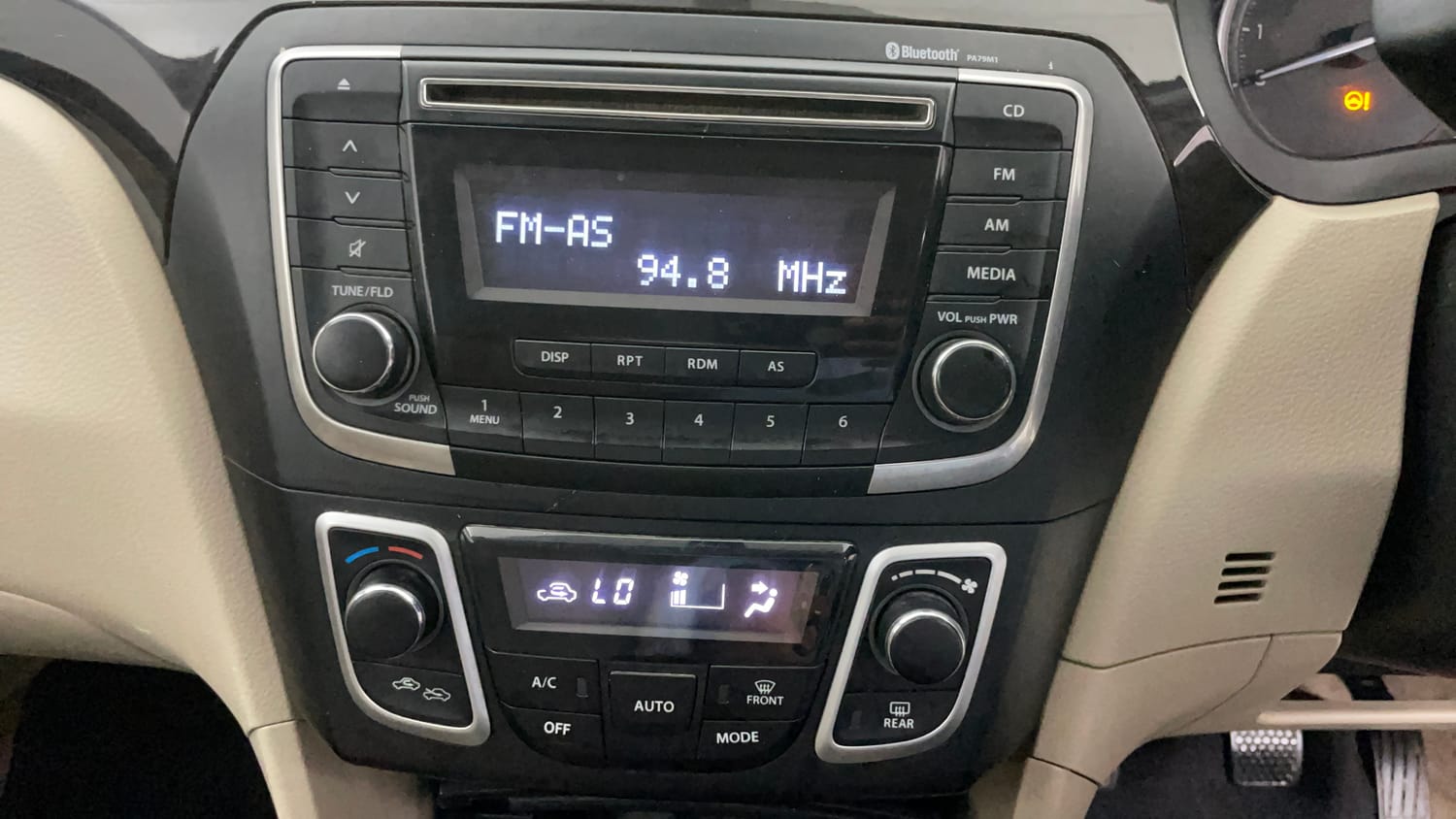 Used 2017 Maruti Suzuki Ciaz VXi+ Petrol Manual interior MUSIC SYSTEM & AC CONTROL VIEW
