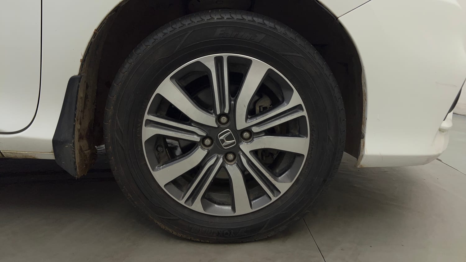 Used 2022 Honda City 4th Generation V Petrol Petrol Manual tyres RIGHT FRONT TYRE RIM VIEW