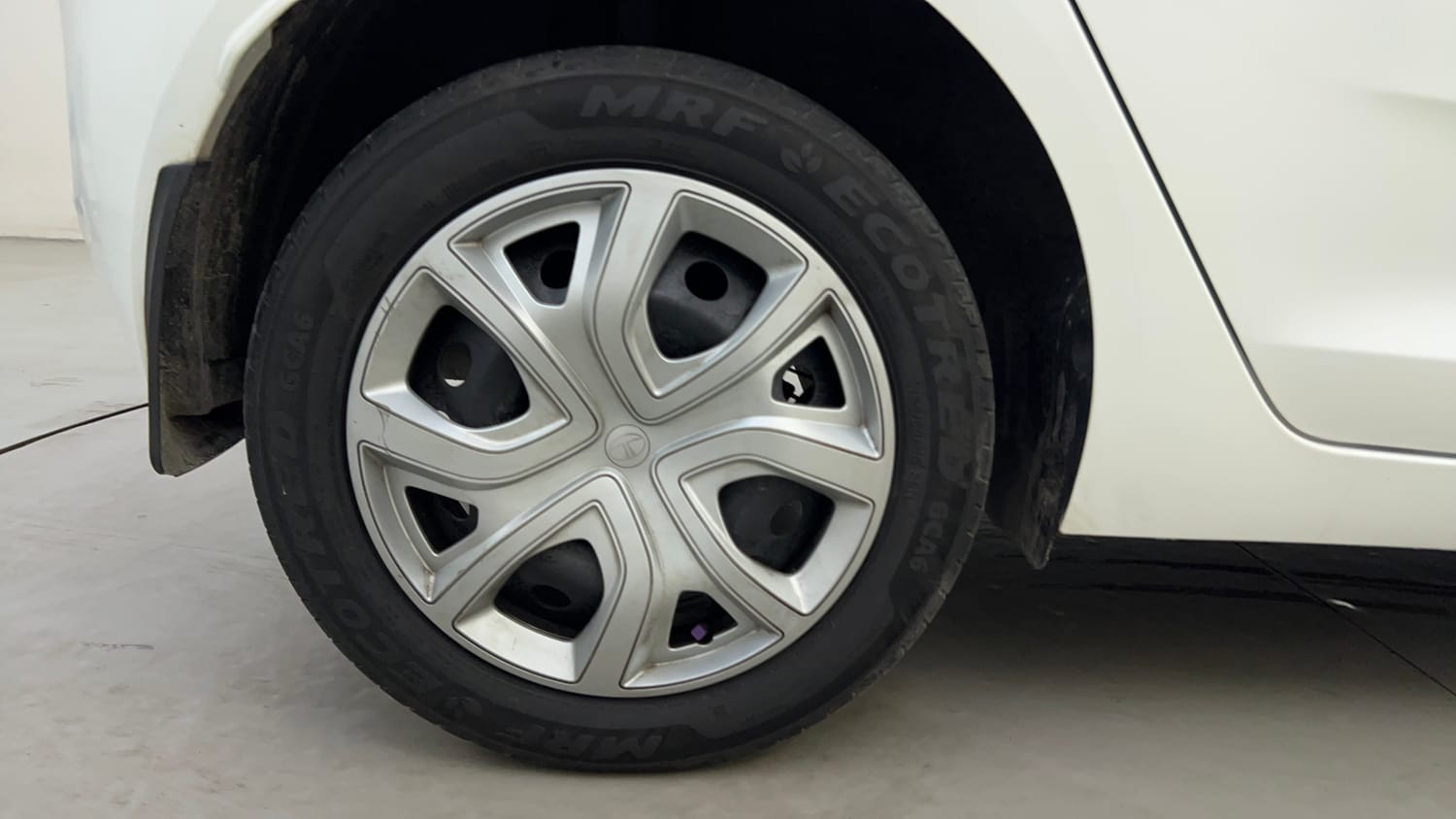 Used 2024 Tata Altroz XM Petrol Petrol Manual tyres RIGHT REAR TYRE RIM VIEW
