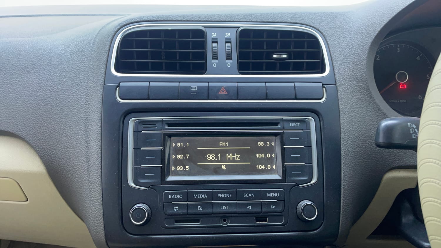 Used 2013 Volkswagen Vento Highline Diesel Diesel Manual top_features Integrated (in-dash) music system