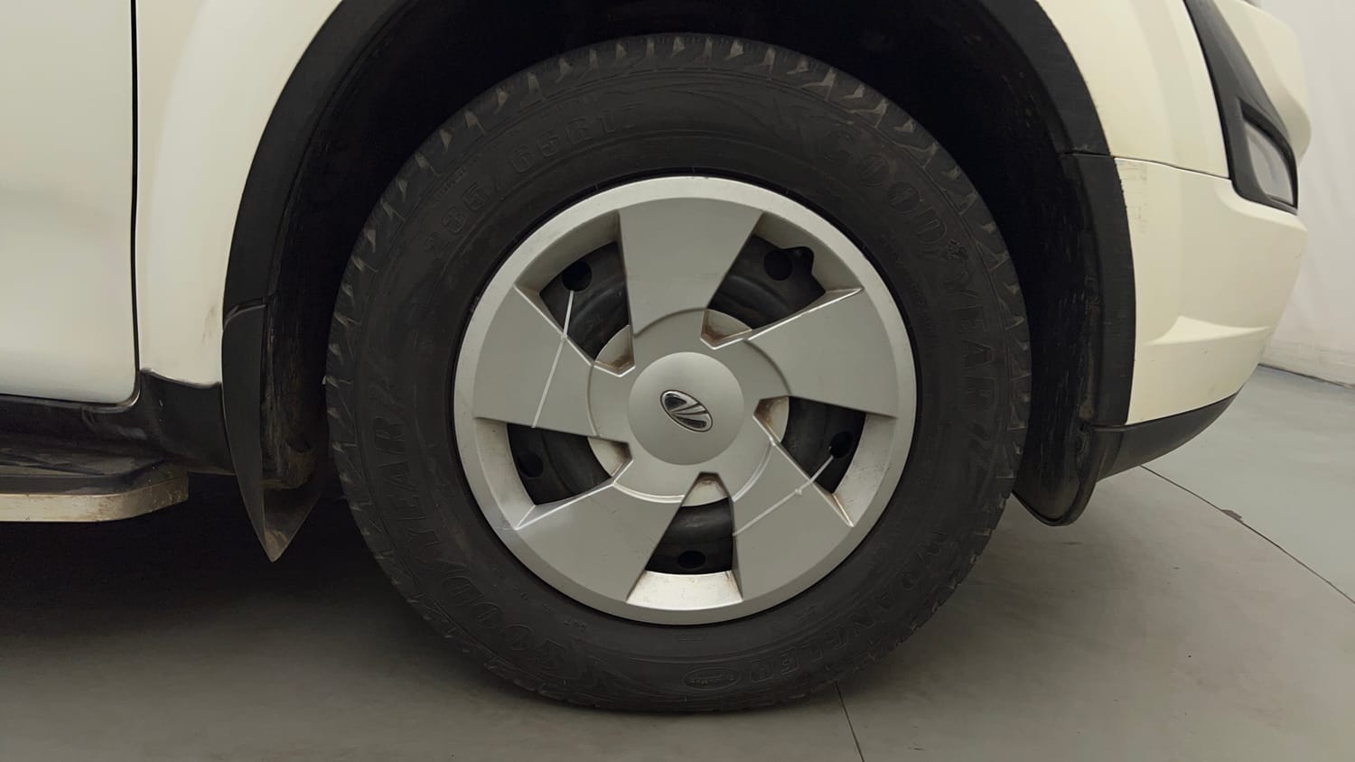 Used 2018 Mahindra XUV500 W6 Diesel Manual tyres RIGHT FRONT TYRE RIM VIEW