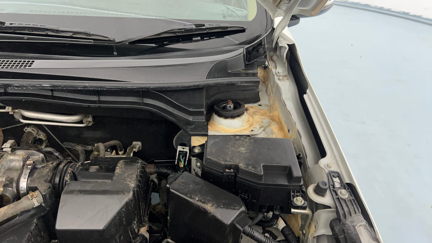 Used 2022 Honda Amaze S MT 1.2 Petrol Petrol Manual engine ENGINE LEFT SIDE HINGE & APRON VIEW