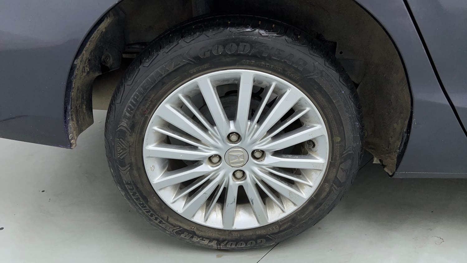 Used 2023 Honda City V CVT Petrol Petrol Automatic tyres RIGHT REAR TYRE RIM VIEW