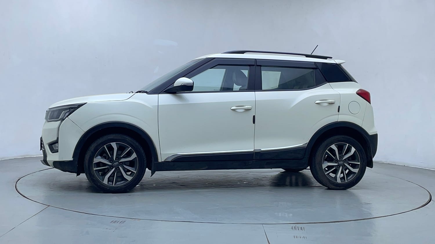 Used 2021 Mahindra XUV 300 W8 (O) 1.2 Petrol AMT Petrol Automatic exterior LEFT SIDE VIEW