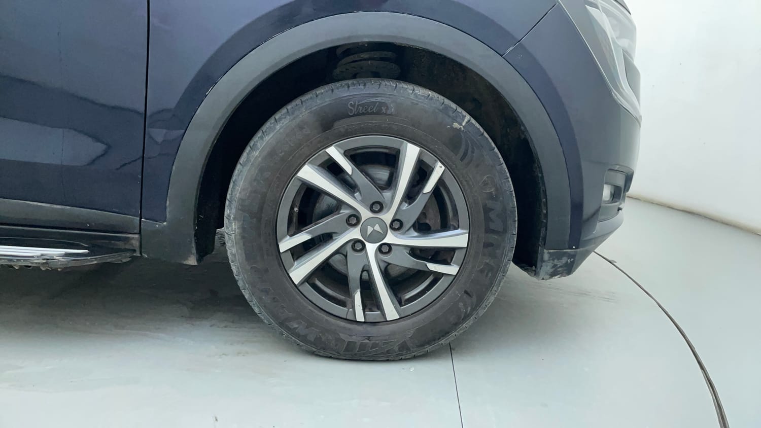 Used 2022 Mahindra XUV700 AX 5 Petrol AT 5 STR Petrol Automatic tyres RIGHT FRONT TYRE RIM VIEW