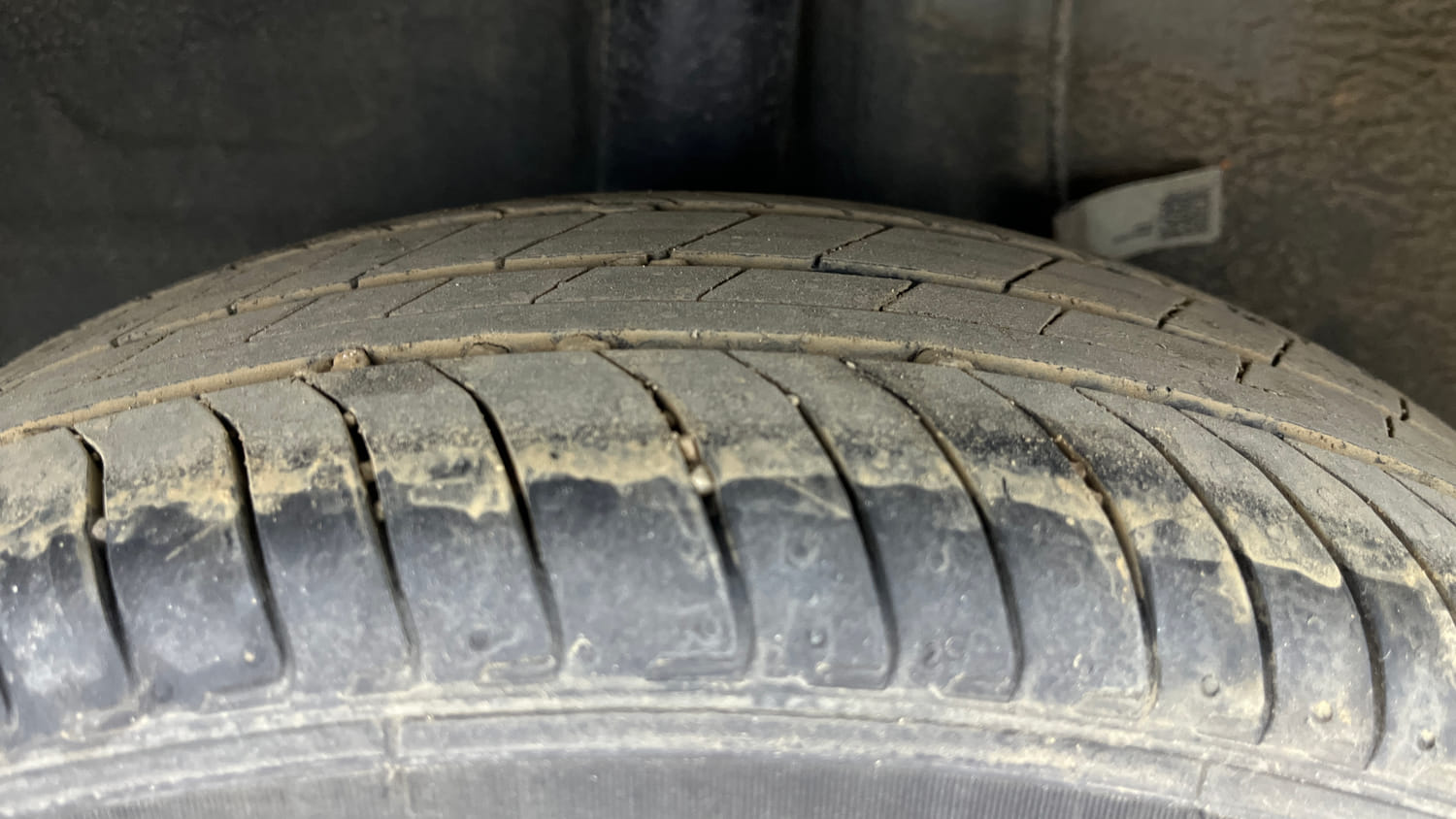 Used 2025 Hyundai Exter SX (O) Connect 1.2 AMT Dual Tone Petrol Automatic tyres RIGHT REAR TYRE TREAD VIEW