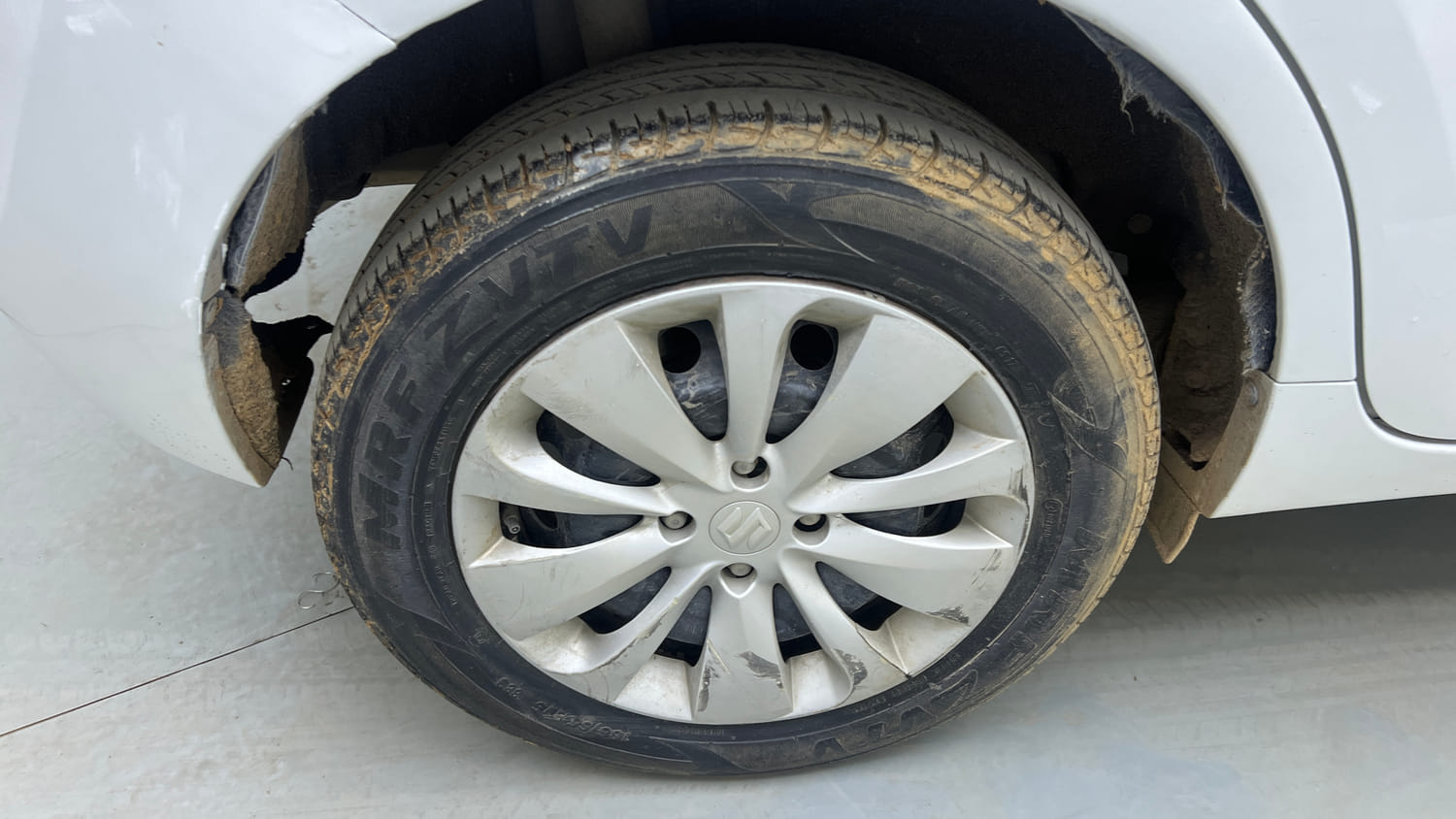 Used 2017 Maruti Suzuki Baleno Delta 1.2 AT Petrol Automatic tyres RIGHT REAR TYRE RIM VIEW