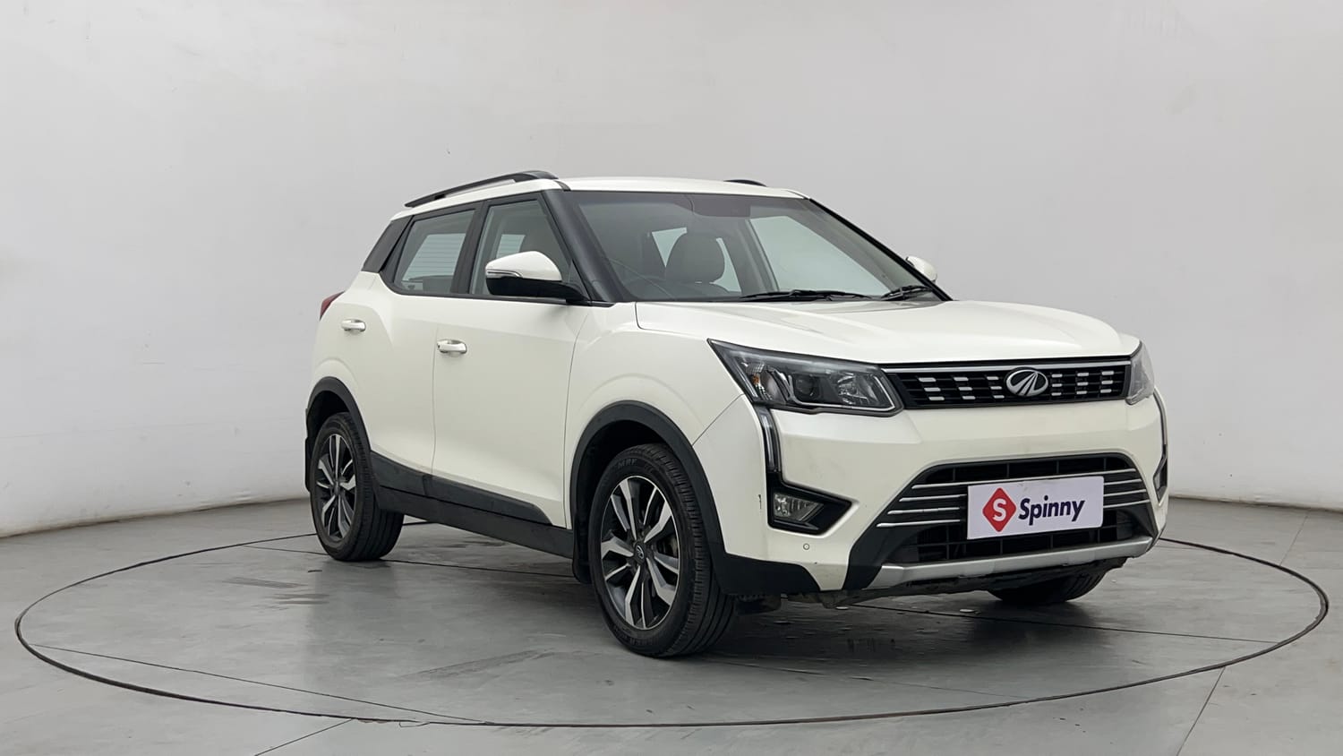 Used 2021 Mahindra XUV 300 W8 (O) 1.2 Petrol Petrol Manual exterior RIGHT FRONT CORNER VIEW