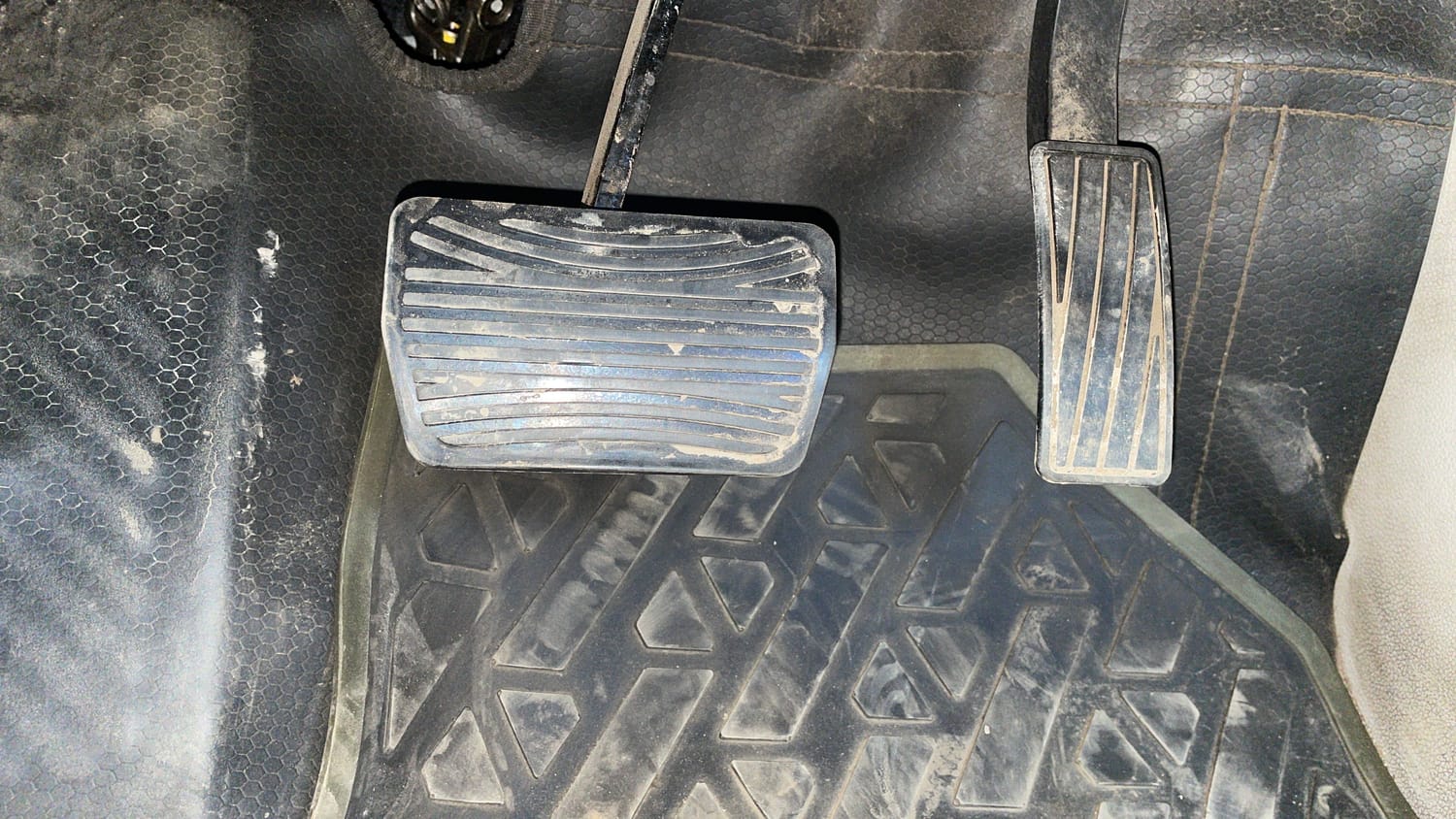 Used 2021 Mahindra XUV 300 W8 (O) 1.2 Petrol AMT Petrol Automatic interior PEDALS VIEW