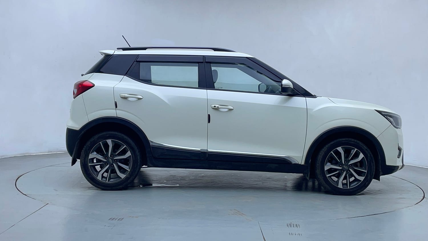 Used 2021 Mahindra XUV 300 W8 (O) 1.2 Petrol AMT Petrol Automatic exterior RIGHT SIDE VIEW