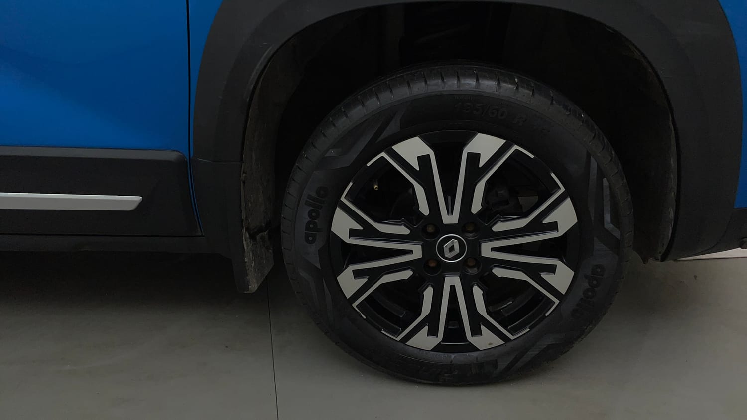 Used 2022 Renault Kiger RXZ AMT Dual Tone Petrol Automatic tyres RIGHT FRONT TYRE RIM VIEW