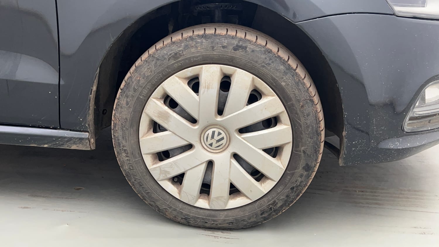 Used 2016 Volkswagen Polo Comfortline 1.2L (P) Petrol Manual tyres RIGHT FRONT TYRE RIM VIEW