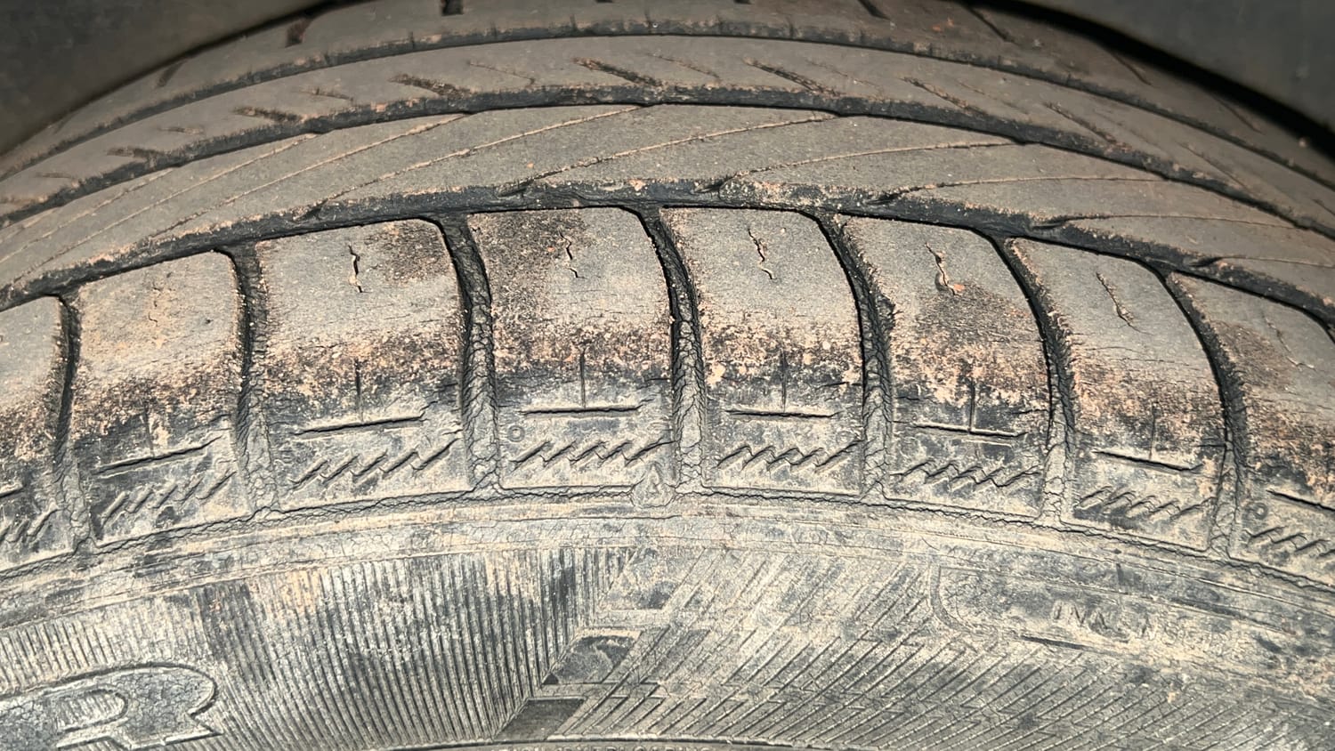 Used 2016 Volkswagen Polo Comfortline 1.2L (P) Petrol Manual tyres RIGHT REAR TYRE TREAD VIEW
