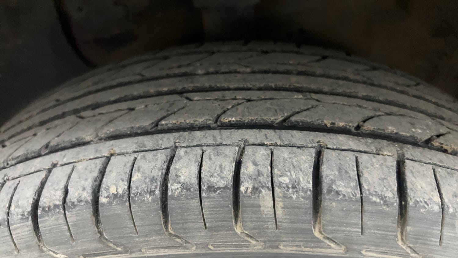Used 2018 Hyundai Elite i20 Magna Executive 1.2 Petrol Manual tyres LEFT FRONT TYRE TREAD VIEW